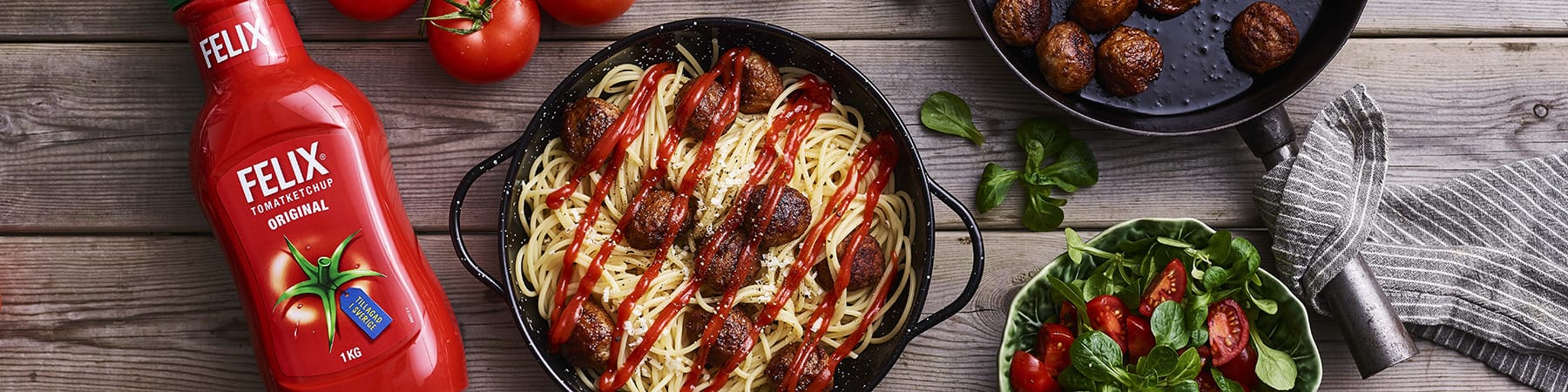 Felix tomatketchup och tallrik med spagetti och köttbullar