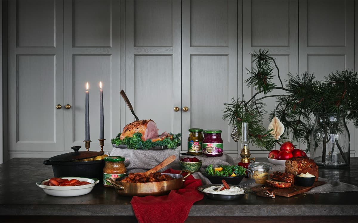 Uppdukat julbord med julskinka, risgröt, köttbullar, rödbetor, äpplen och potatis.