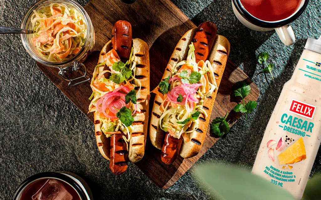 Korv med bröd med coleslaw och Felix ceasardressing.