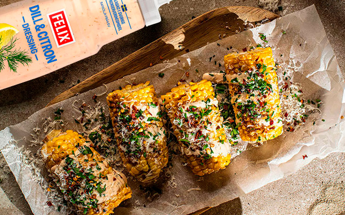 Grillade majskolvar med Felix Dill- och citrondressing och parmesan.