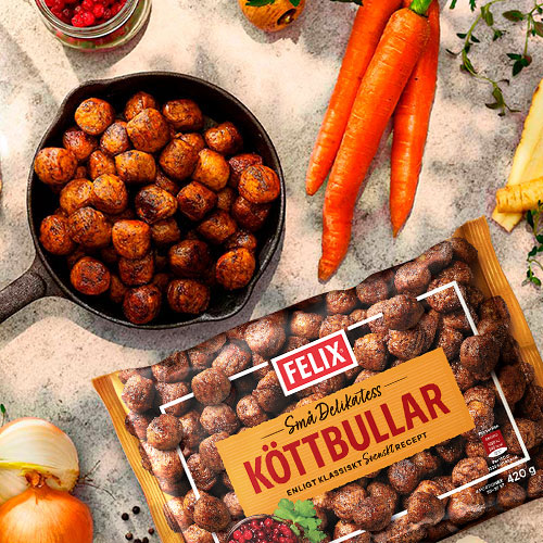 Stekpanna med Felix delikatessköttbullar och förpackning med Felix delikatessköttbullar.