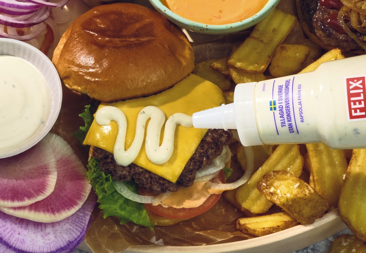 Klassisk hamburgare med cheddarost och annan topping - Felix