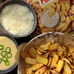 Felix Pommes Chips med tryffel- och parmesankräm och chili cheese dipp.