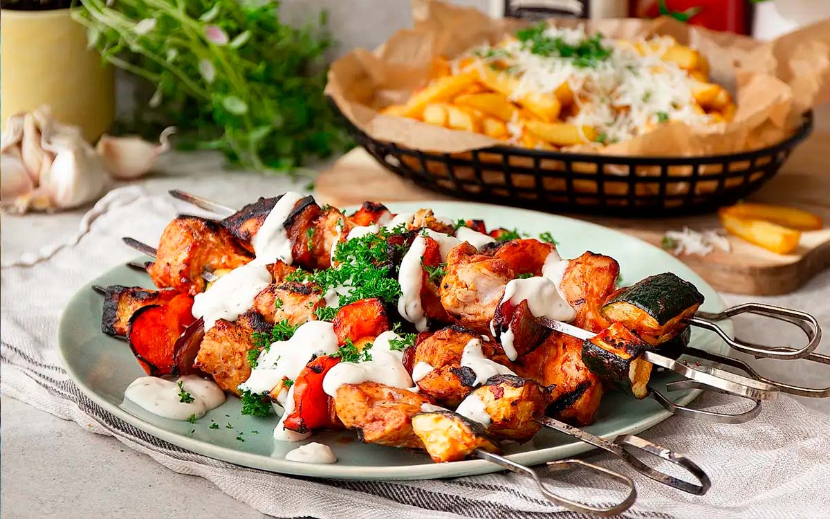 Grillade kycklingspett i kryddig ketchupmarinad med Felix pommes och vitlökssås