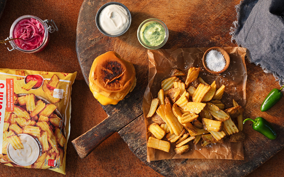 Cheeseburgare med Pommes Chips, ramslöksmajonnäs, picklad rödlök och vitlöksdressing.