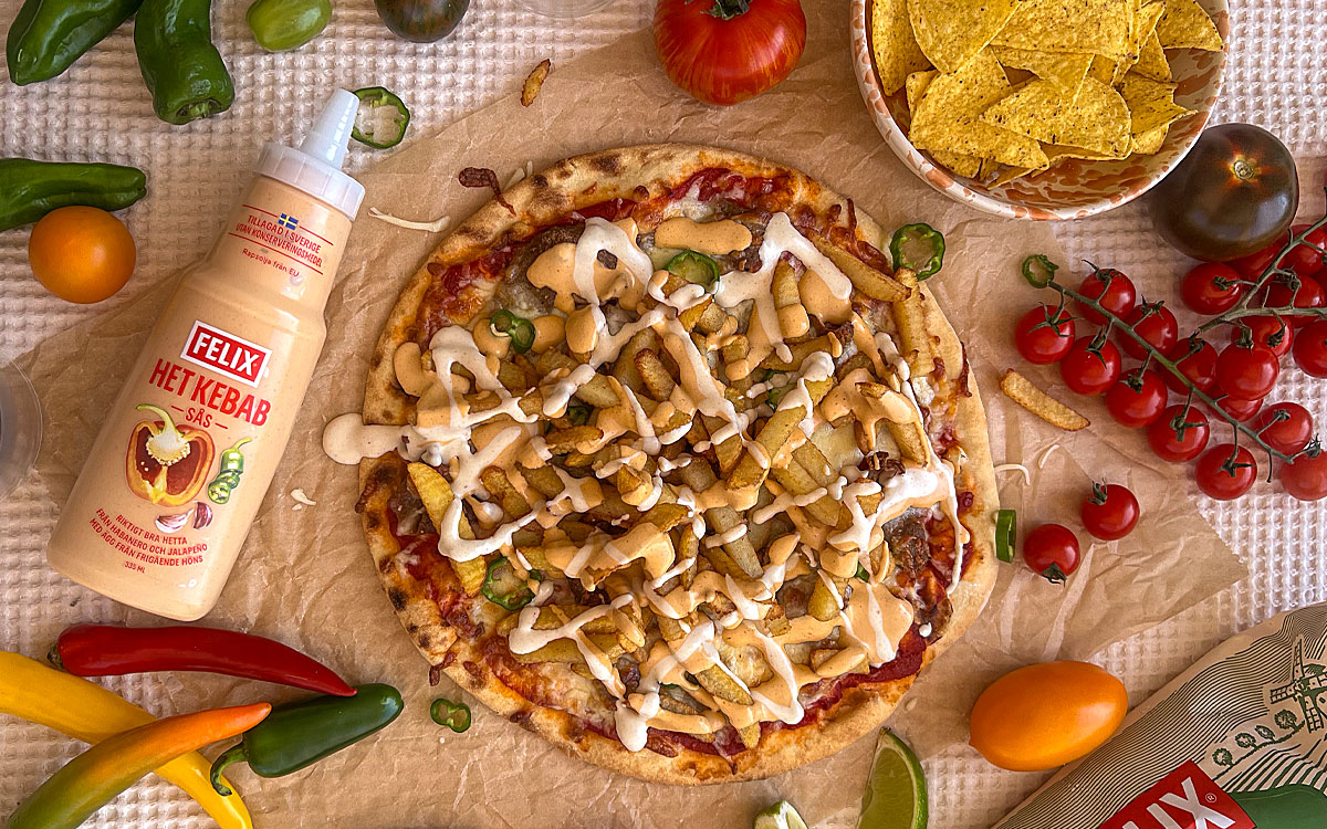 Kebabpizza med pommes och Felix Kebabsås.
