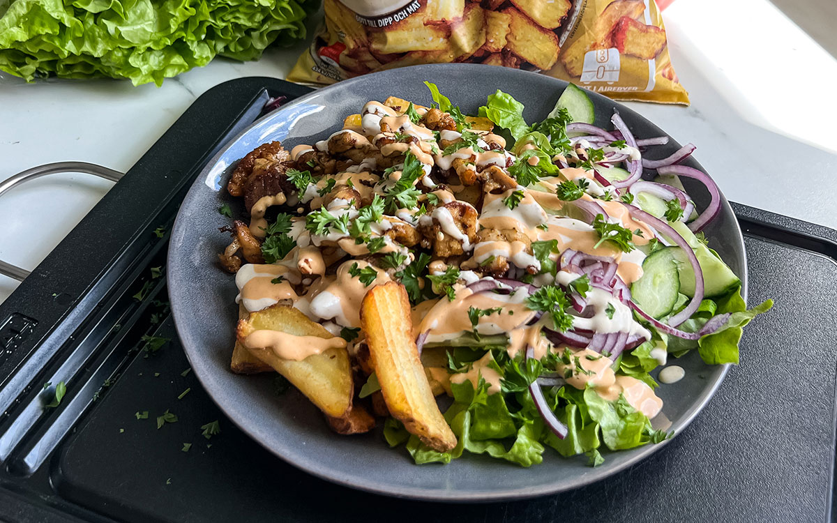 Kebabtallrik med Felix Pommes Chips, grönsaker och Felix Kebabsås.