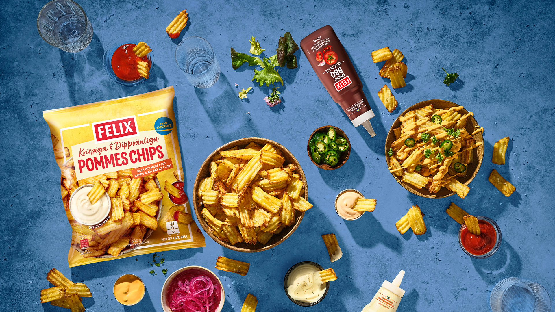Felix Pommes Chips förpackning, skål med pommes chips, picklad rödlök, Felix såser.