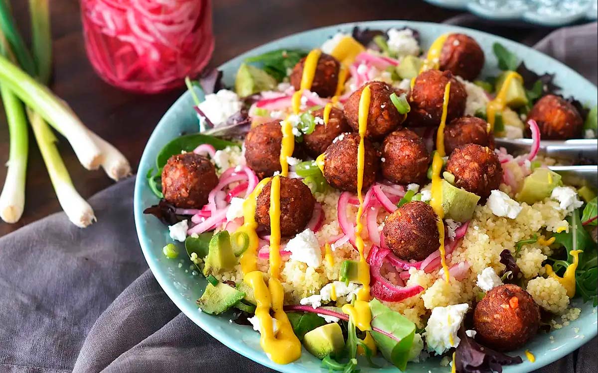 Couscoussallad med Felix vegobullar, avokado, picklad rödlök, fetaost och mango-currydressing.