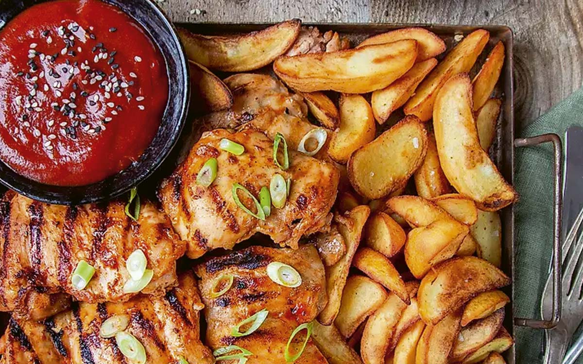 BBQ-kyckling med koreansk ketchupglaze, pommes chateau, salladslök och asiatisk gurksallad