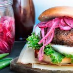 Hamburgare med picklad rödlök.