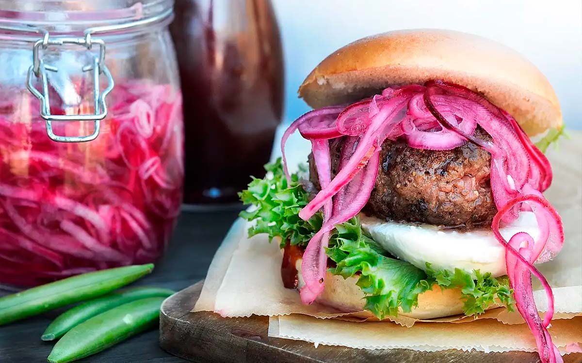 Hamburgare med picklad rödlök.