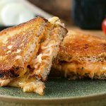 Tallrik med grilled triple cheese med dijon och ketchupkräm.