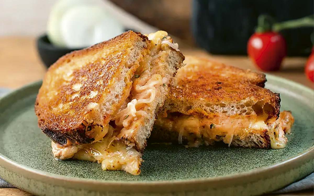 Tallrik med grilled triple cheese med dijon och ketchupkräm.
