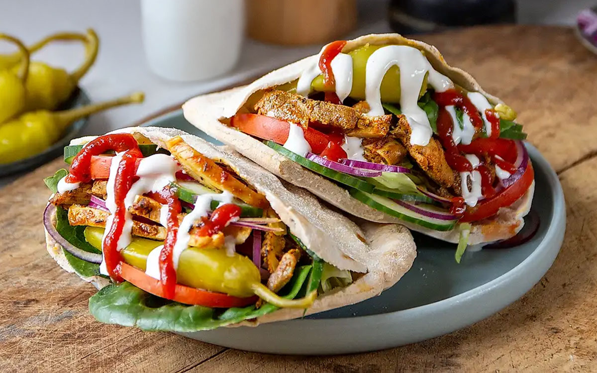 Tallrik med kycklingkebab i pita med Felix såser och fefferoni.