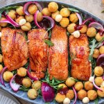 Fat med stekt lax med BBQ-glaze, krispiga potatiskroketter, picklad lök, majonnäs och ruccola.