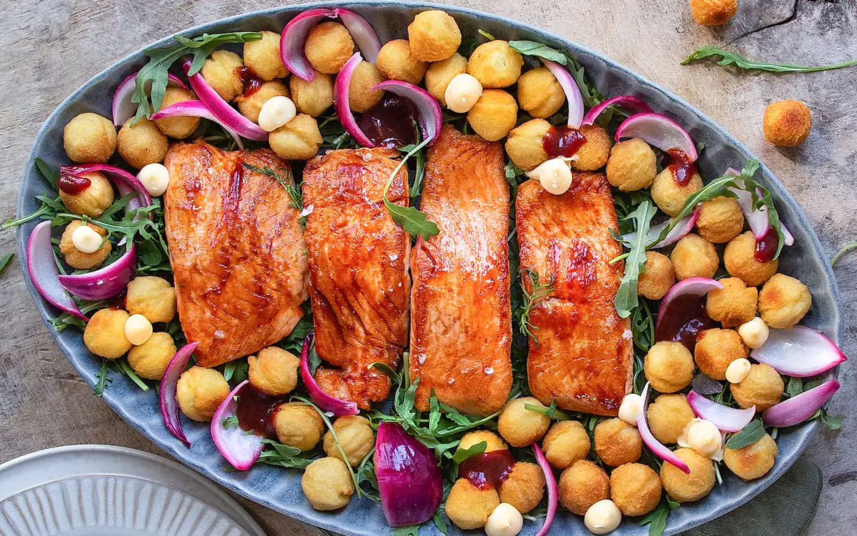 Fat med stekt lax med BBQ-glaze, krispiga potatiskroketter, picklad lök, majonnäs och ruccola.
