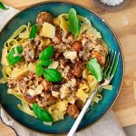 Tallrik med pasta och marry me meatballs toppad med parmesan och färsk basilika.