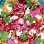 Pommesvåffla med smulad fetaost, picklad rödlök och färsk koriander.