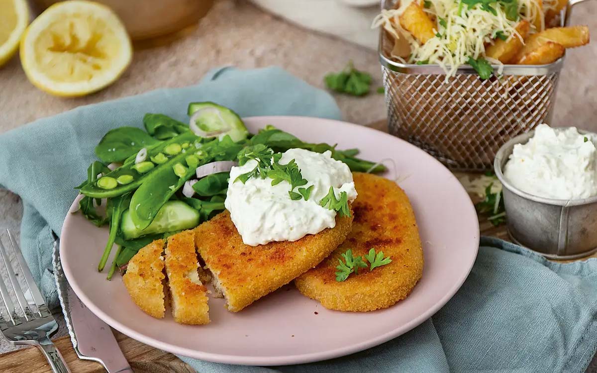 Tallrik med Felix vegoschnitxel med gruyérkram, vitlökspommes och sallad.
