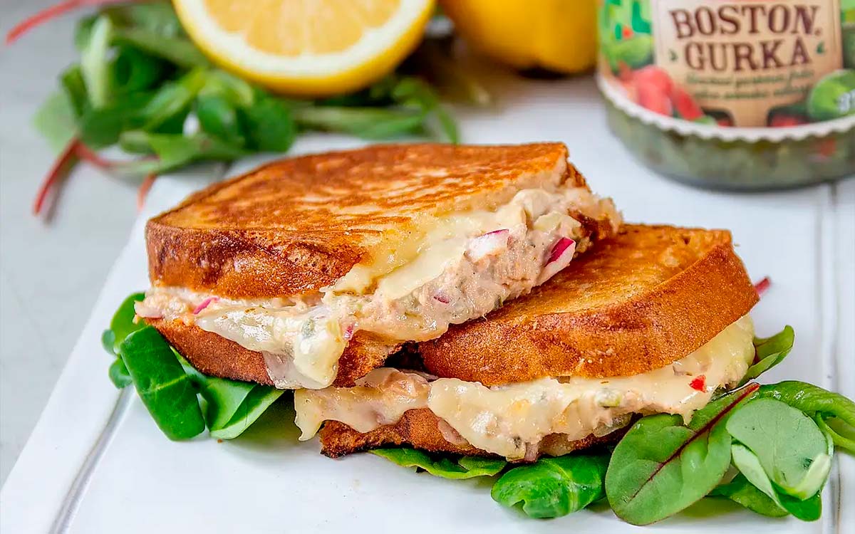 Två grillade tuna melt mackor med sallad och Felix Bostongurka