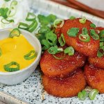 Sticky nuggets med sweet chilisås, mango currysås och skivad salladslök.