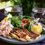 Tallrik med grillad halloumi med potatissallad och fetaoströra.