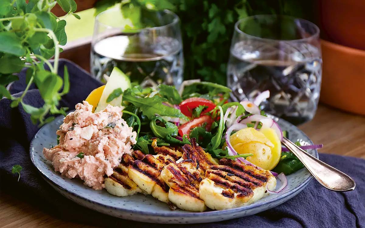 Tallrik med grillad halloumi med potatissallad och fetaoströra.