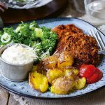 Tallrik med vegofärsbiffar med krossad potatis, parmesankräm och persiljesallad.