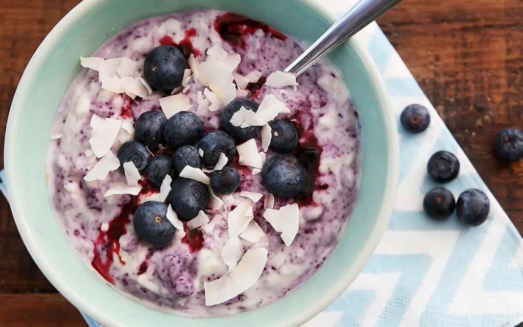 Tallrik med Felix risgrynsgröt blandad med blåbär och kokos.