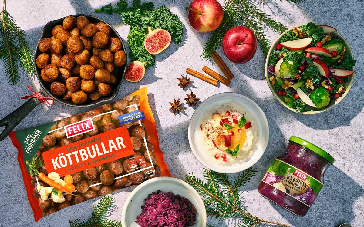 Uppdukat julbord med Felix köttbullar, rödkål, risgrynsgröt, fikon, grönkål och julkryddor.