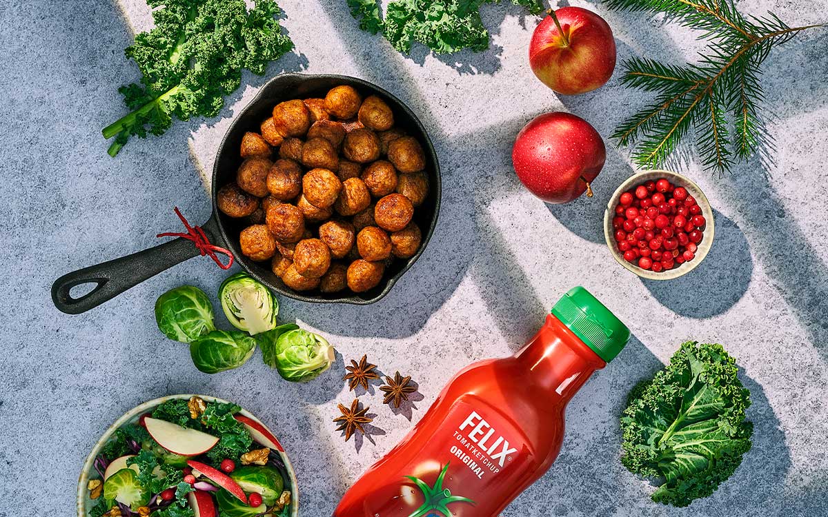Stekpanna med Felix delikatessköttbullar och en flaska Felix tomatketchup.