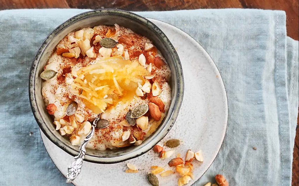 Skål med Felix risgrynsgröt med rivet äpple, hasselnötter, mandlar och kanel.