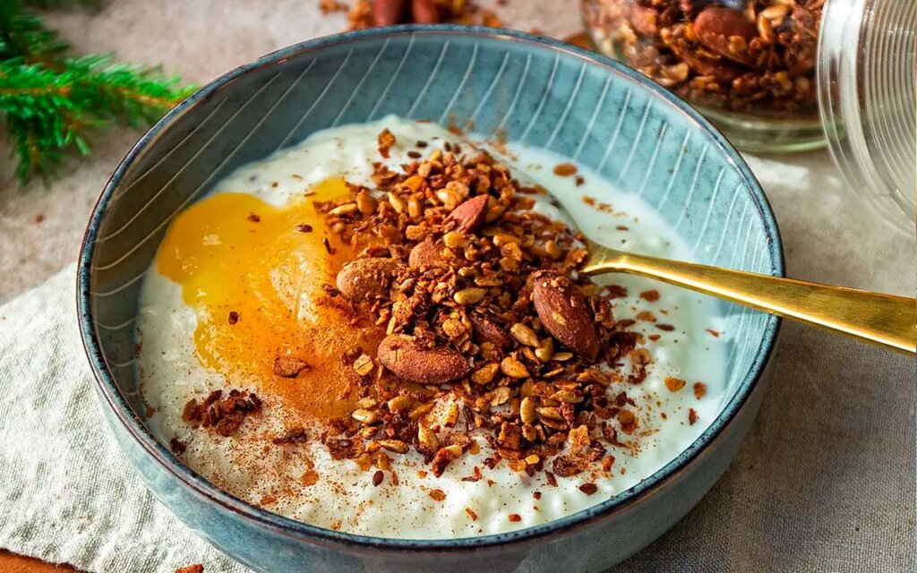 Skål med Felix risgrynsgröt toppad med pepparkaksgranola och äpplemos.
