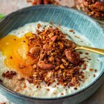Skål med Felix risgrynsgröt toppad med pepparkaksgranola och äpplemos.