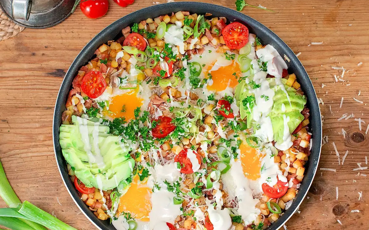 Brunchpanna med Felix krögarpytt, ägg, avokado, salladslök, körsbärstomater, persilja och senapskräm.