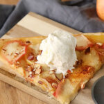 Frasig smördegspizza med äpple och kanel toppad med en kul vaniljglass.