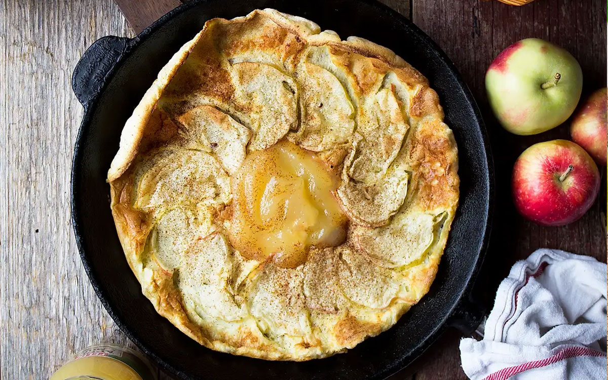 Stekpanna med Dutch Baby med kanel och äpple toppad med Felix äpplemos.