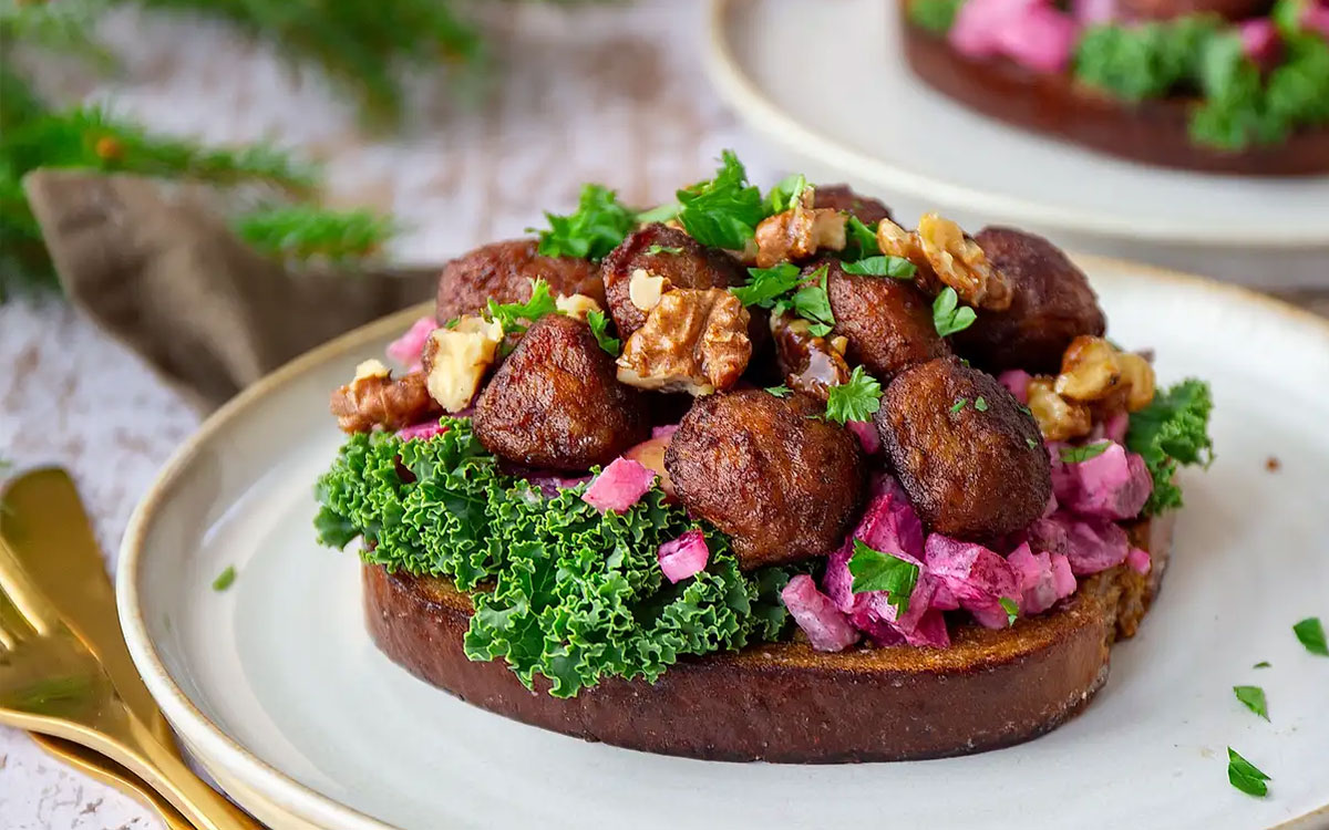 Julig köttbullsmacka med vörtbröd, grönkål, rödbetssallad och honungsrostade valnötter.