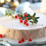 Fat med lingonparfait garnerat med färska lingon och lingonblad.