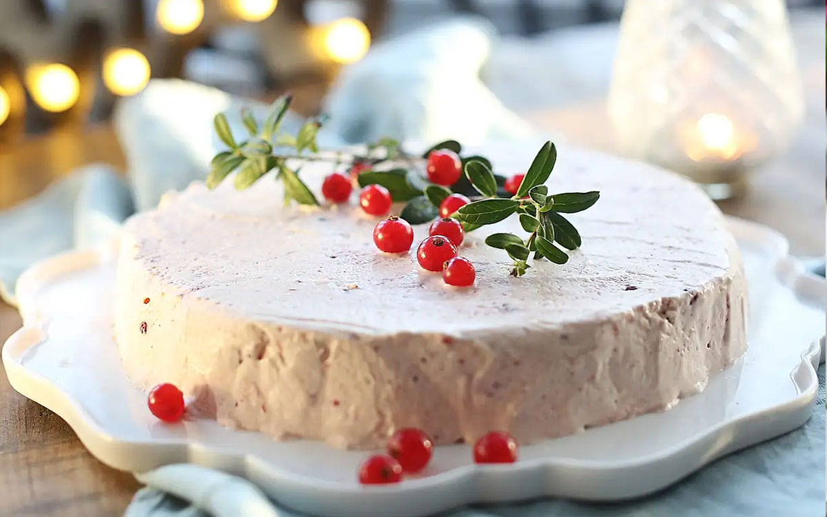 Fat med lingonparfait garnerat med färska lingon och lingonblad.