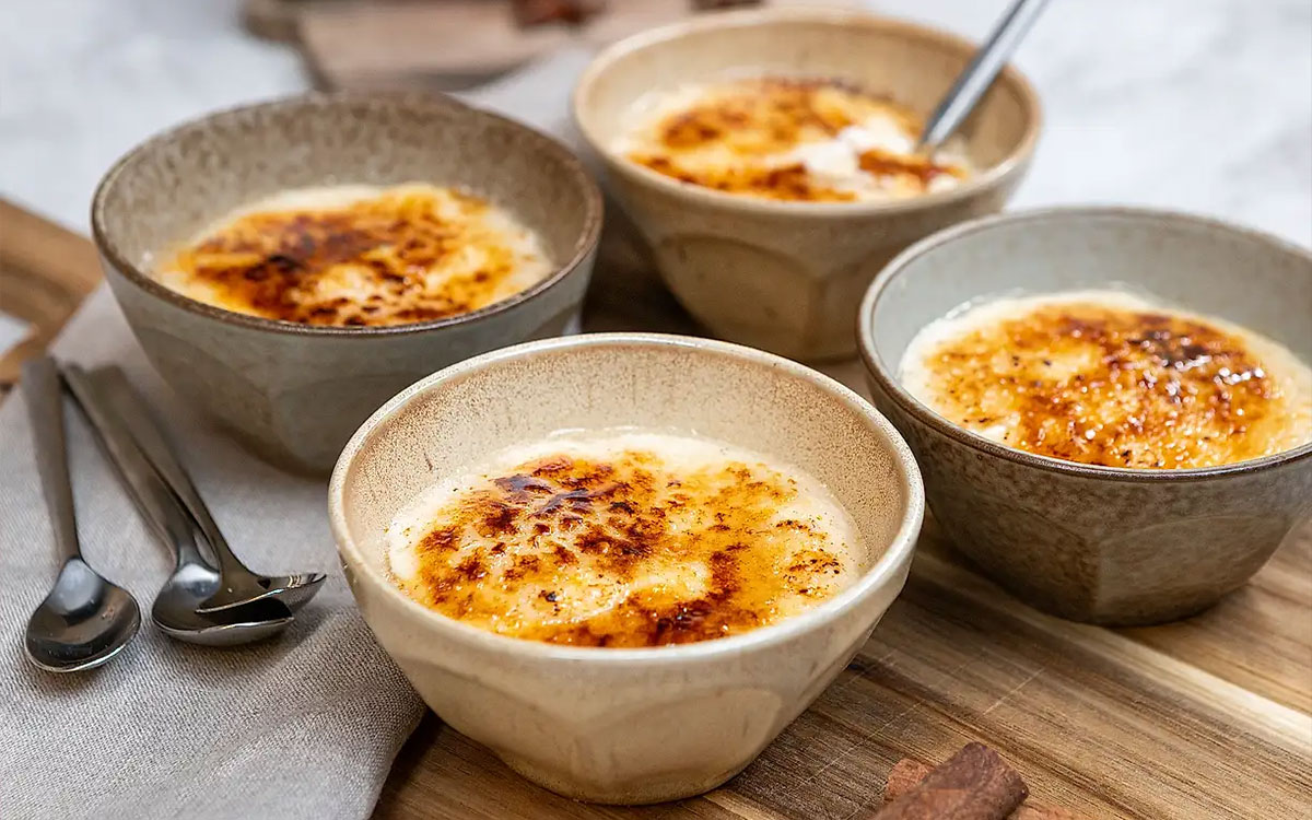 Skålar med risgröt brûlée med knäckigt lager av bränt socker.