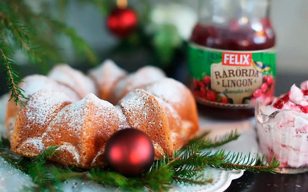 Mjuk saffranskaka med fluffig lingongrädde.