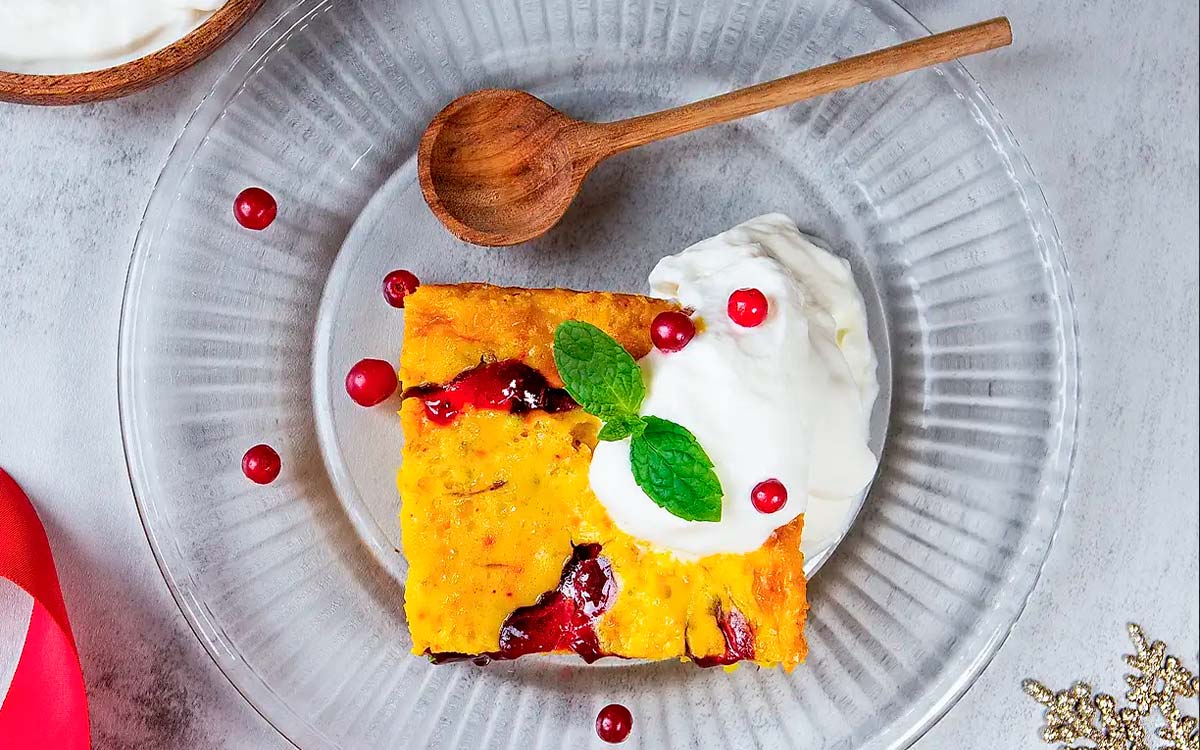 Tallrik med saffranspannkaka med lingonswirl och en klick vispad grädde.