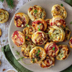 Tallrik med två varianter av smördegssnittar gjorda på äpple och ädelost samt lingon och brie.