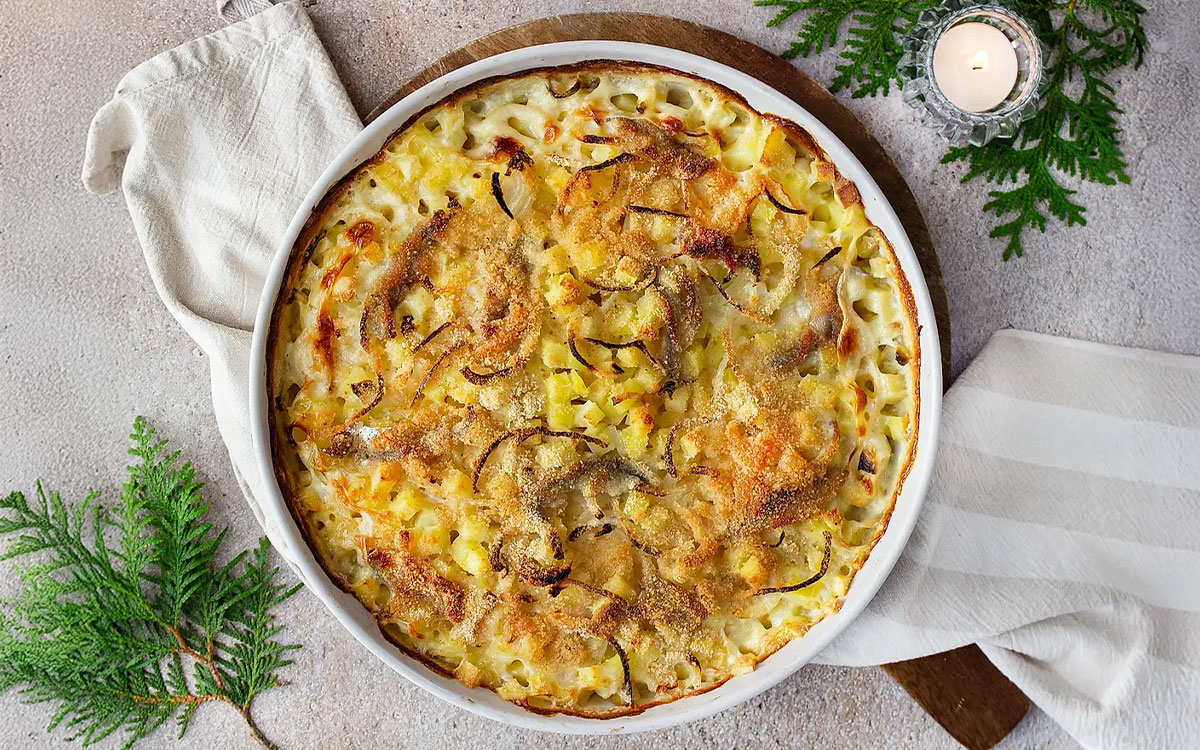 Rund ugnsform med Janssons frestelse.