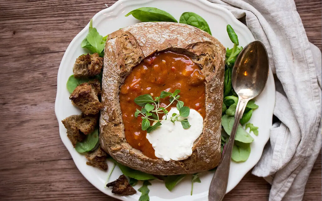 Häll upp soppan i brödskålarna och servera tillsammans med parmesancrèmen, sallad och brödkrutonger.