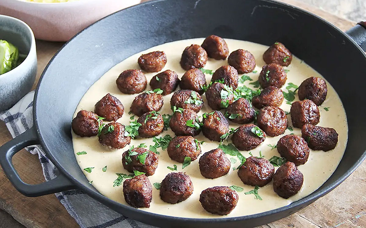 Stekpanna med Felix vegetariska delikatessbullar i gräddsås.