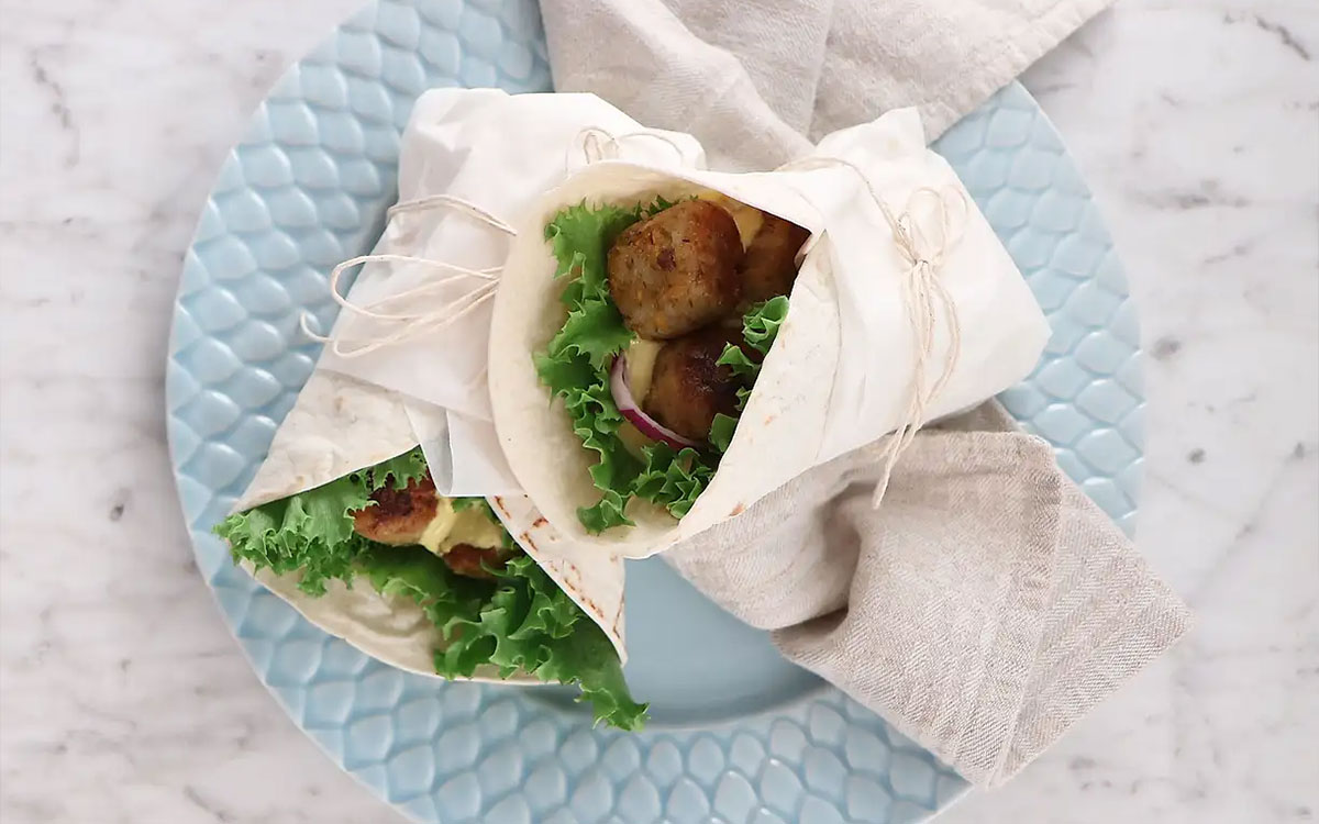 wrap-med-vegetariska-morotsbullar