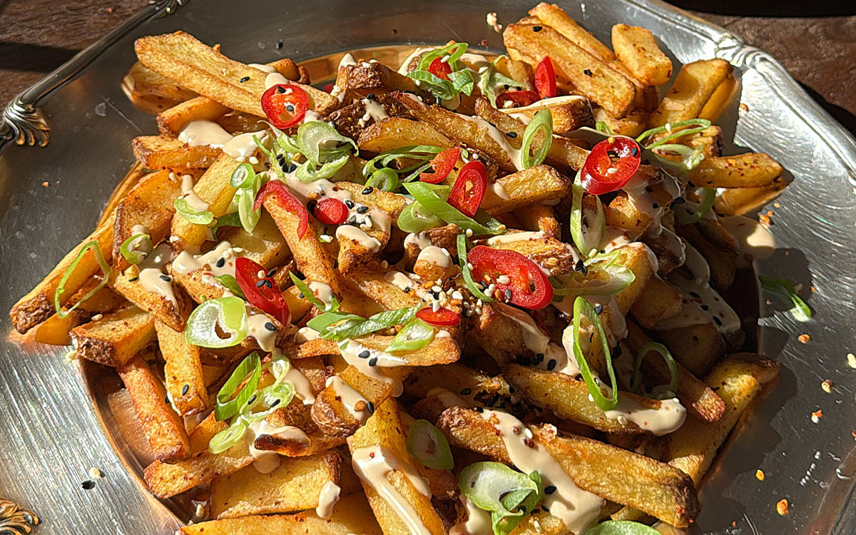 Felix krispiga pommes korean style med sesamfrön, gochugaru, flingsalt, salladslök och chili.